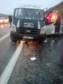 Doğanşehir'de Minibüs Kamyonla Çarpıştı: 3 Ölü, 6 Yaralı